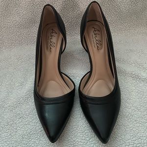 Black Pointed Toe Heels!